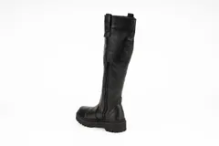 Bota alta de cuero negro con caña alta, suela track y cierre lateral.