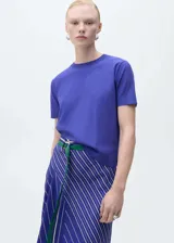 Jersey de punto fino color azul eléctrico, con cuello redondo y manga corta. Presenta un diseño recto y básico.