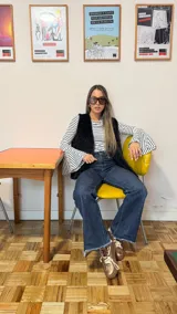 Blusa de manga larga ajustada al cuerpo con estampado de rayas horizontales y mangas acampanadas con volados.