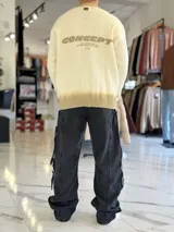 Sweater de punto color beige con efecto degradé tostado en el cuello, los puños y el ruedo, cuello redondo y bordado frontal con la palabra "Love".
