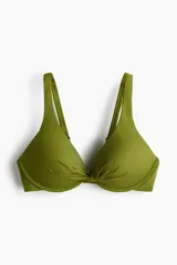 Top de bikini push-up color verde militar, con detalle girado en el centro del busto, breteles ajustables y copas acolchadas sin aros.