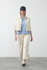 Remera negra de algodón de manga corta, cuello redondo y pequeñas aberturas en los laterales.