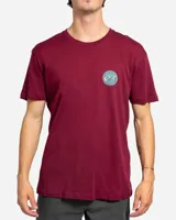 Remera bordó de manga corta con pequeño estampado circular en el pecho y cuello redondo.