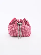 Cartera tipo bombonera color fucsia cubierta de strass plateados, con cierre de cordón ajustable y cadena plateada.