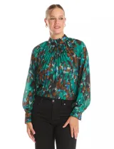 Blusa de gasa plisada con estampado abstracto en tonos verdes, azules y marrones. Presenta cuello alto, mangas largas abullonadas con puños abotonados y un corte holgado con caída fluida.