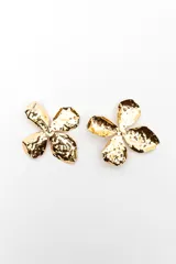 Aros caravanas dorados con diseño de flor de pétalos anchos y textura martillada.