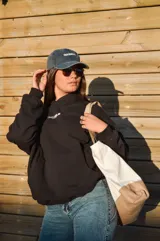 Canguro reversible de algodón con spandex, con capucha, bolsillo tipo canguro y logo estampado en el pecho.