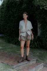 Short estilo bomber color marrón, con silueta relajada y cintura elastizada.