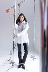 Top plateado con diseño de red metálica y cuello redondo.