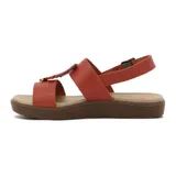 Sandalia plana de cuero marrón terracota con tira ancha en el empeine decorada con una hebilla geométrica trenzada y un detalle metálico dorado. Cuenta con una tira ajustable en el talón con hebilla dorada y una suela sintética en tono marrón.