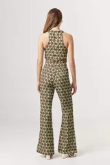 Blusa sin mangas con cuello redondo y estampado geométrico en tonos marrón, verde lima y blanco.