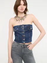 Top strapless de denim azul con botones frontales y bolsillos de parche en el pecho.