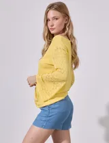 Buzo amarillo tejido en hilado fino, marca Ruby Rd. Manga larga amplia, tejido calado. Terminación de ruedo con nudo.