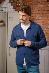 Overshirt de lana melange color azul, con cuello camisero, cierre frontal de botones y dos bolsillos frontales con solapa.