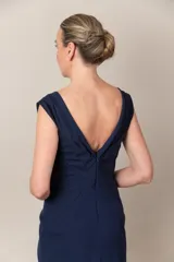 Vestido largo de fiesta azul marino, corte sirena, con escote en V y apliques de piedras bordadas en el escote.