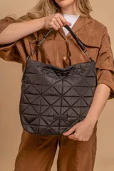 Cartera capitoneada color beige, con diseño geométrico y asa resistente. Amplia y cómoda, ideal para el uso diario.