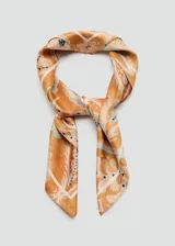 Pañuelo cuadrado de poliéster en tono naranja, con un diseño estampado que combina motivos florales y patrón paisley en blanco y celeste.