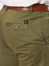 Pantalón chino color verde oliva, de corte slim fit y largo al tobillo.