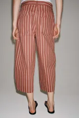 Jeans Zara Woman Collection de tiro alto y corte tapered, con diseño de rayas verticales a contraste en color marrón y beige. Presenta cinco bolsillos, trabillas para cinto y cierre frontal con cremallera y botón.