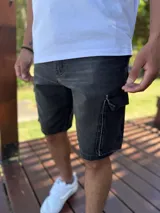 Bermuda de jean estilo cargo con bolsillos laterales con solapa y corte oversize.