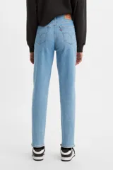 Jean celeste de tiro alto, corte recto y calce holgado.