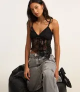 Pantalón de jean de corte recto y tiro alto, con bolsillos cargo laterales, trabillas en la cintura y cierre frontal con botón y cremallera.