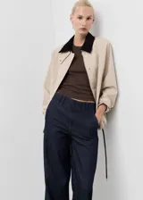 Pantalón wide leg de tiro alto en tejido de algodón estilo denim, con dos bolsillos laterales, trabillas y cierre oculto.