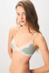 Soutien sin aro color beige, confeccionado en modal y elastano, con detalles de encaje en el escote y tirantes finos regulables.