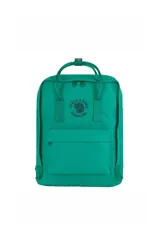 Mochila Fjallraven modelo Re-Kånken Mini, color verde esmeralda, fabricada con poliéster reciclado de botellas de plástico y teñida con tecnología SpinDye.