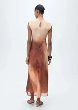 Vestido midi de gasa con diseño degradado en tonos tierra, cuello redondo y tirantes anchos. Presenta un corte fluido, cierre de botón en la parte posterior y forro interior.