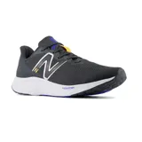 Championes New Balance Fresh Foam Arishi V4, color negro con detalles en blanco, azul y amarillo.