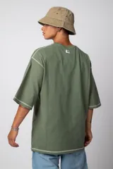 Remera manga corta color lila con costuras blancas a la vista.