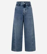Pantalón de jean estilo wide leg con cintura media, cierre frontal con botón y cremallera, bolsillos funcionales y diseño de pierna amplia con recorte transversal.