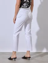 Pantalón blanco de gabardina elastizada, marca Ruby Rd, con pretina ancha elastizada, bolsillos delanteros simulados, bolsillos traseros aplicados y largo al tobillo.