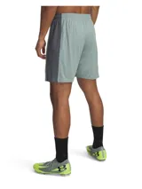 Short de fútbol Under Armour Challenger Knit color verde militar, confeccionado en tejido de punto suave y ligero con tecnología de secado rápido. Cuenta con paneles laterales de malla transpirable en color gris y cintura elástica con cordón interno. Incluye el logo de la marca estampado en blanco en el lateral.