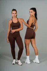 Legging deportivo de tiro alto con pretina ancha y diseño sin costuras, confeccionado en tejido elástico de color marrón.