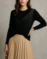 Sweater negro de lanilla con cuello redondo y manga larga. Presenta un diseño de líneas de strass en el hombro y brazo derechos.