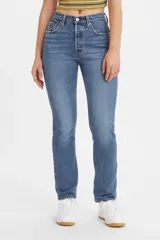 Jean de corte recto y tiro alto, confeccionado en denim de algodón con un ligero toque de elastano. Presenta un lavado azul medio clásico con efecto desgastado sutil, cierre de botones y diseño de cinco bolsillos.