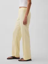 Pantalón de tiro bajo color blanco, de corte recto y holgado.