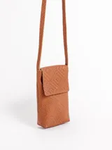 Porta celular de cuero marrón con diseño trenzado y solapa frontal, cuenta con correa larga regulable.