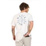 Pack compuesto por una remera blanca de corte clásico con estampado sutil en el pecho y una billetera negra de cuero sintético con logo grabado, ambos de la marca Maui and Sons.