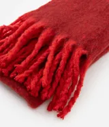 Bufanda de franela color rojo intenso, con textura suave y diseño de tejido liso.