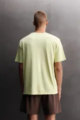 Camiseta de algodón con cuello redondo y manga corta, de corte regular. Presenta un estampado frontal con el texto 'Athleticz Running Club' en tono sobre tono y un acabado con efecto lavado.