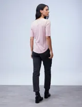 Remera negra de modal con cuello redondo y mangas 3/4.