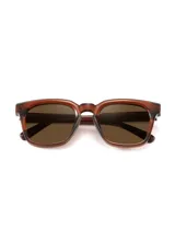 Lentes de sol con armazón de acetato biodegradable en color ámbar translúcido y diseño cuadrado ligeramente extragrande. Cuentan con lentes oscuros con protección UV 400.