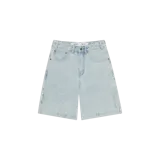Bermuda de jean color celeste claro, de corte holgado y diseño clásico de cinco bolsillos con detalles de costuras y logo estampado en una pierna.