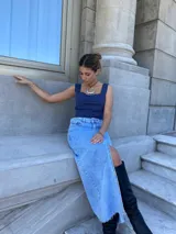 Top corto color lila con escote cuadrado y breteles anchos.