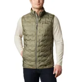 Chaleco acolchado Columbia de color verde oliva, con diseño de celdas selladas térmicamente, cierre frontal completo, cuello alto con protector de mentón y bolsillos laterales con cremallera.