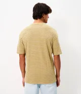 Remera boxy de hombre con diseño de rayas finas horizontales en tonos claros, cuello redondo y mangas cortas.