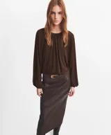 Blusa de color marrón chocolate con cuello redondo, diseño fruncido en la parte superior y mangas largas abullonadas con puños elásticos.